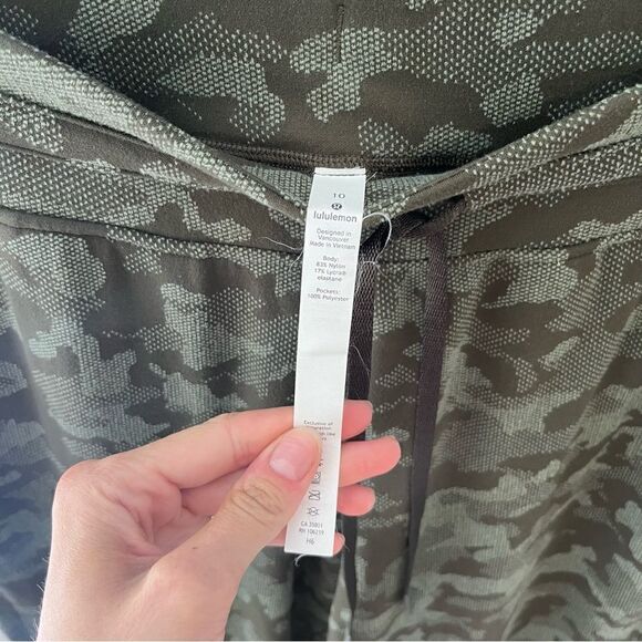 Lululemon Ready to Rulu Jogger 29"
Heritage Camo Dark Olive Green Twill - Picture 8 of 13